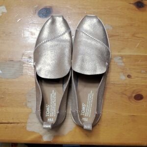 TOMS brand new women's 8.5 rose gold leather metallic slip-on